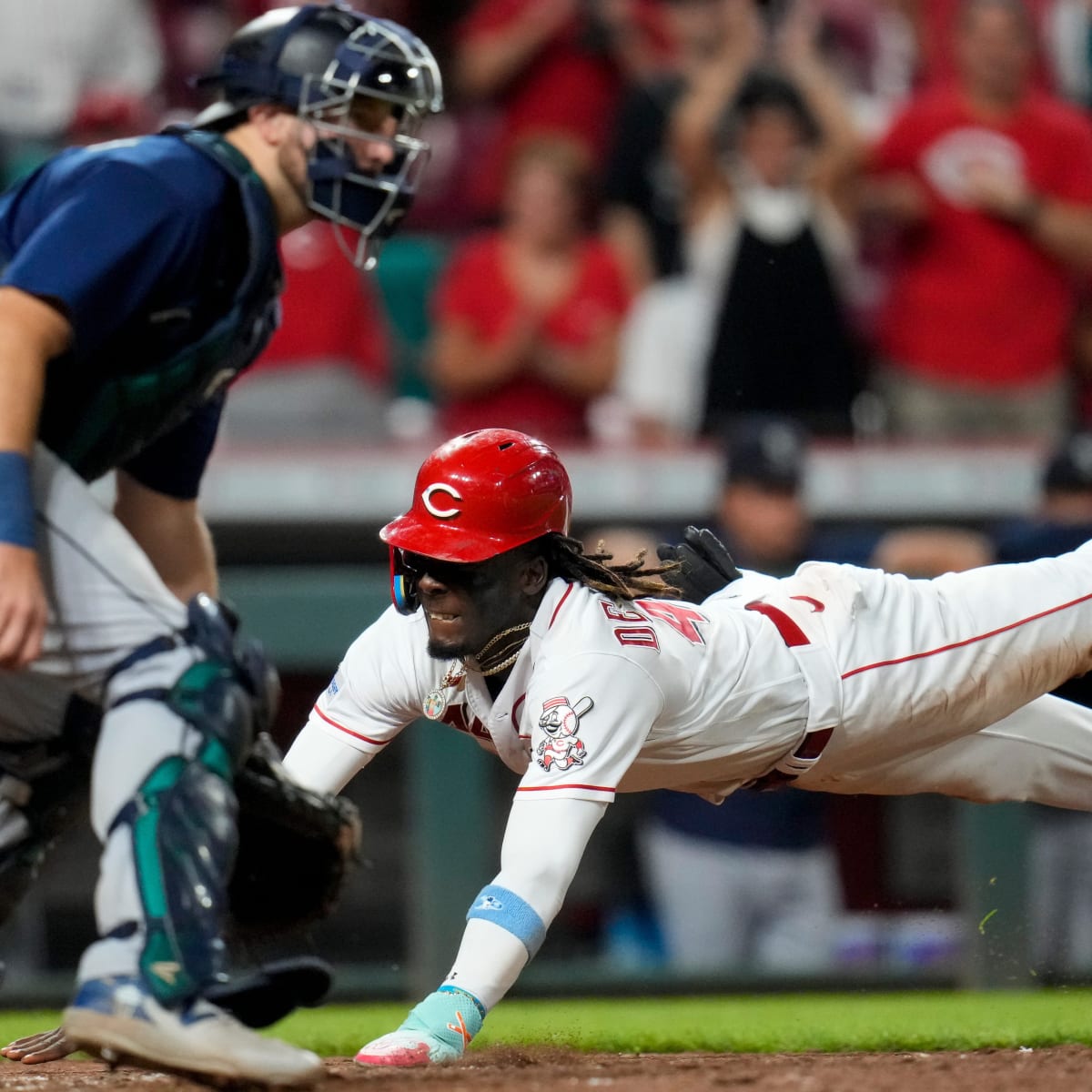 Christian Encarnacion-Strand hits a WALK-OFF single 