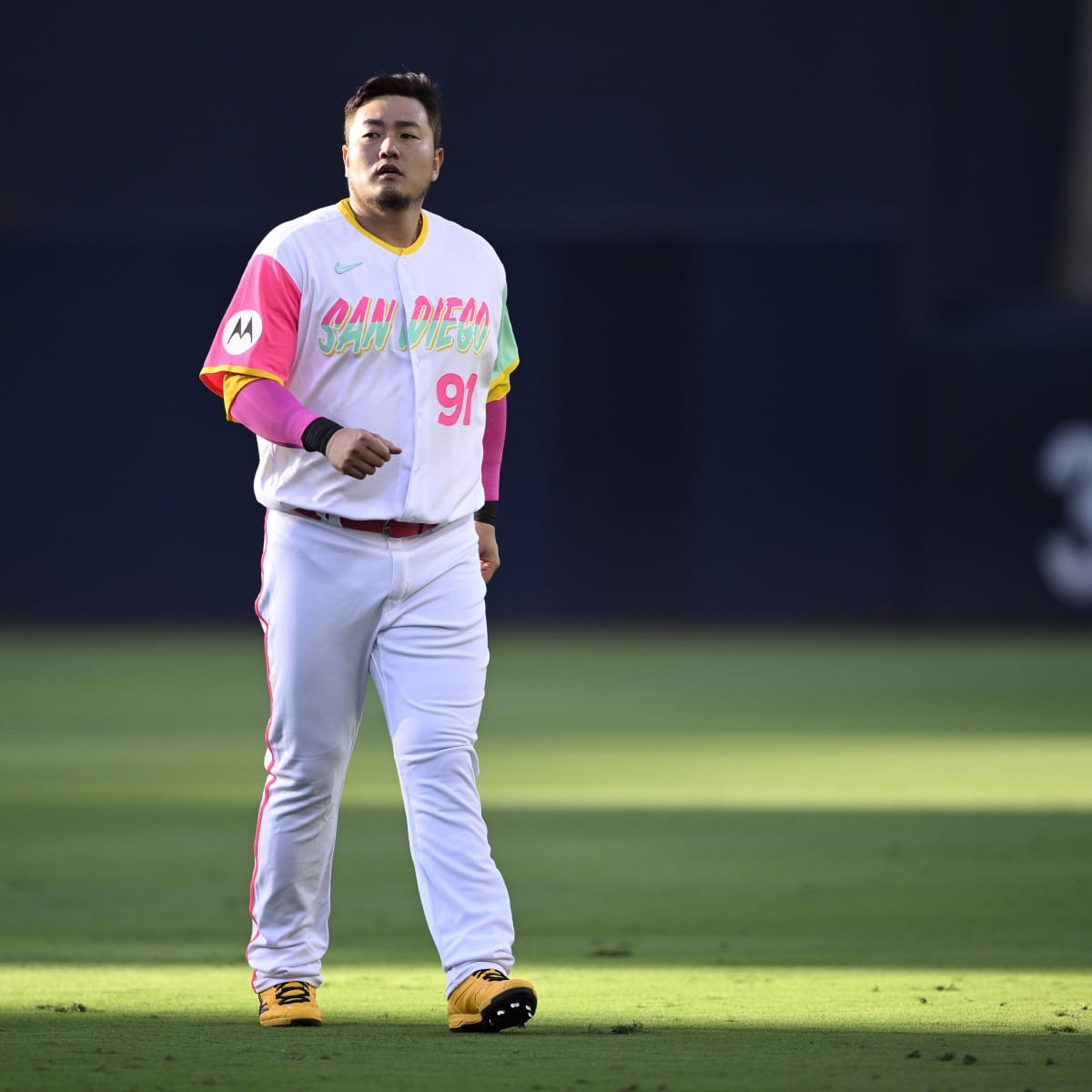 Struggling Padres obtain Hill, Choi from the Pirates for 3 players