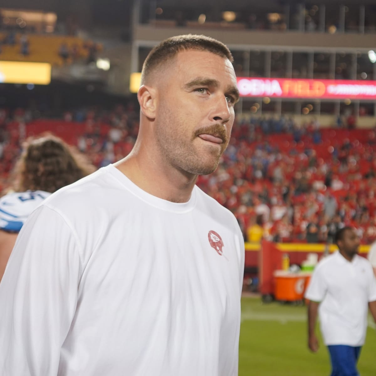 Travis Kelce on Taylor Swift dating rumors: 'Threw the ball in her