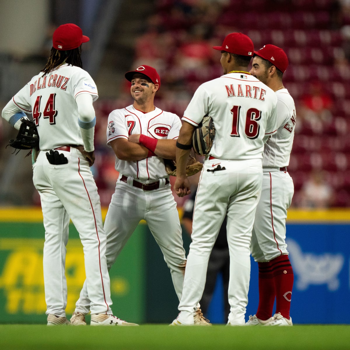Cardinals top Reds, clinch tie for second NL wild-card