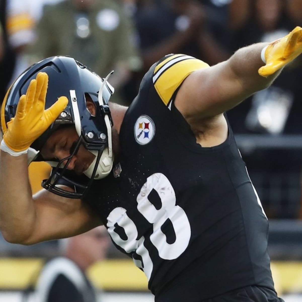 Pittsburgh Steelers TE Suffers Chest Injury - Sports Illustrated Pittsburgh  Steelers News, Analysis and More