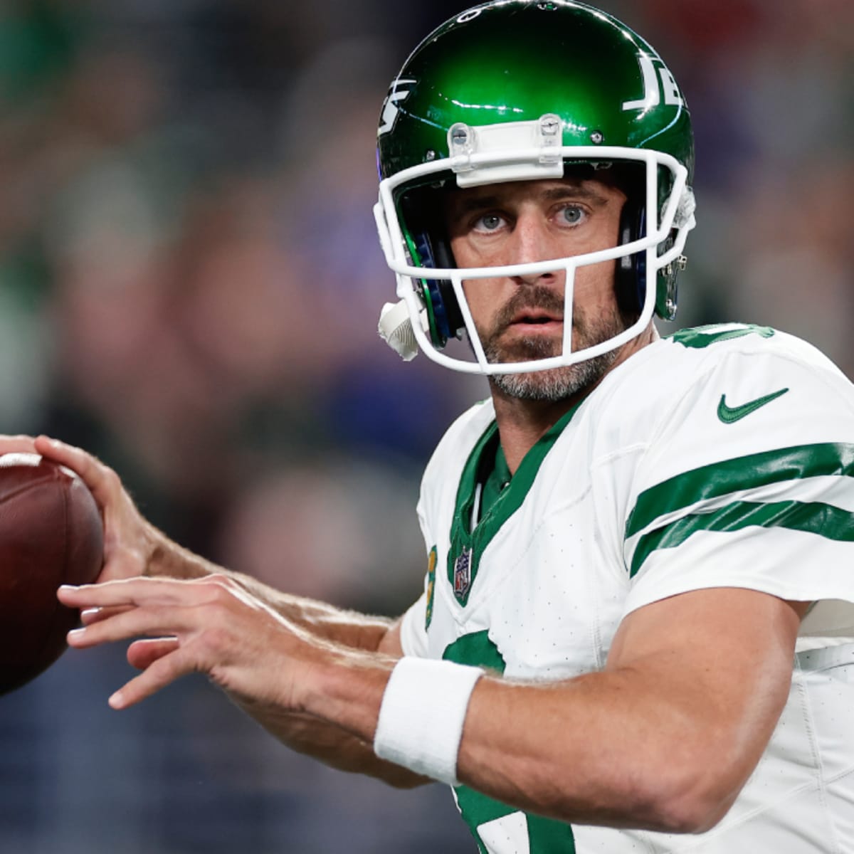 Aaron Rodgers leaves Jets debut after one pass with injury