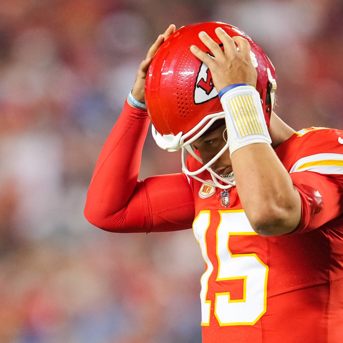 Mahomes clarifies comments on Rodgers after QB suffers serious