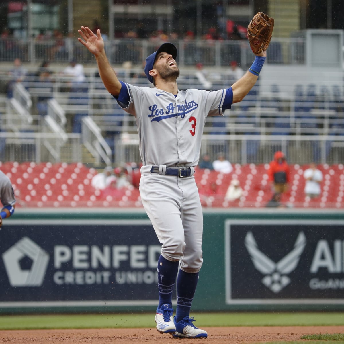 Dodgers: Comparing Chris Taylor's Insane Milwaukee Catches from
