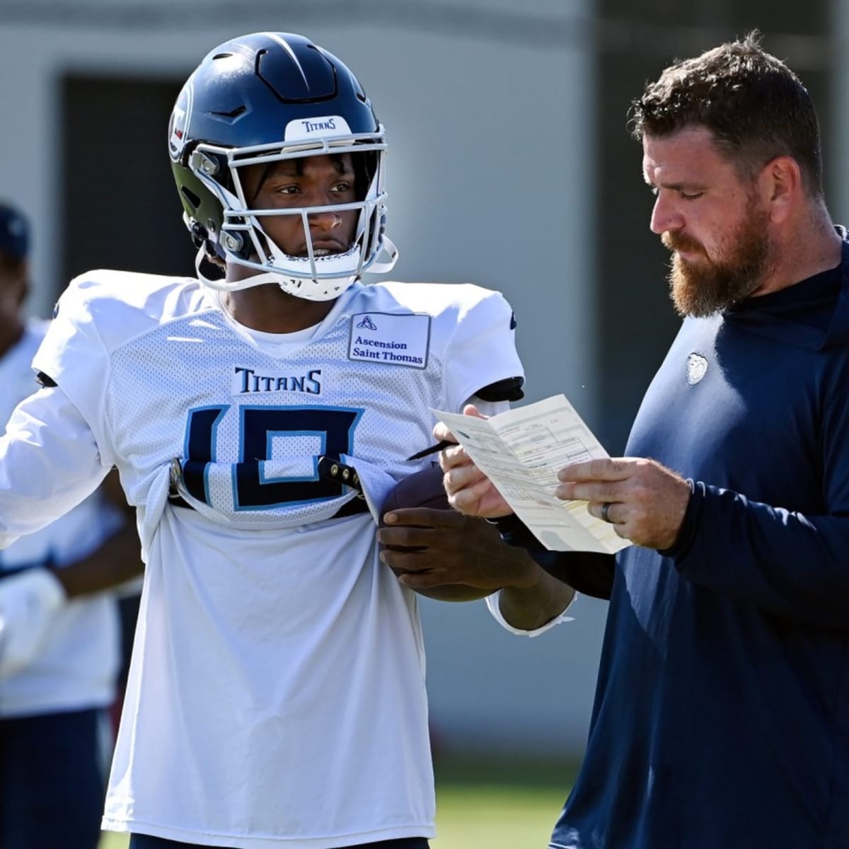 Tennessee Titans offensive tackle Dennis Kelly (71) stands on the sideline  during an NFL football game against the Jacksonville Jaguars, Sunday, Sept.  20, 2020, in Nashville, Tenn. (AP Photo/Brett Carlsen Stock Photo - Alamy