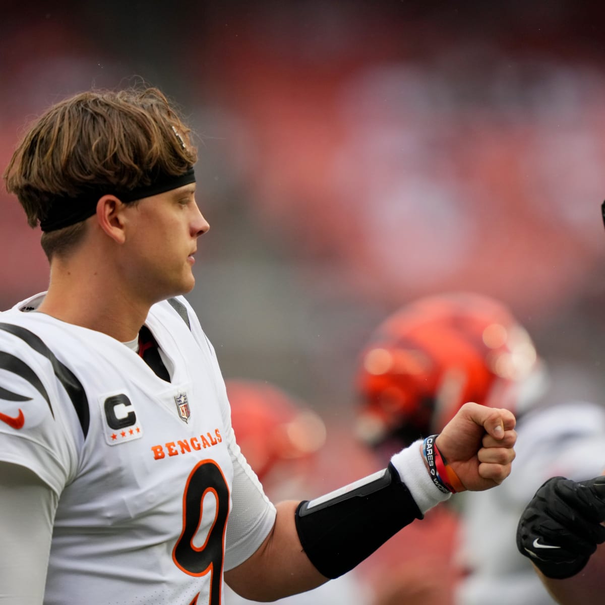 Joe Burrow wears glove: Weather, wet ball affect Cincinnati-Cleveland