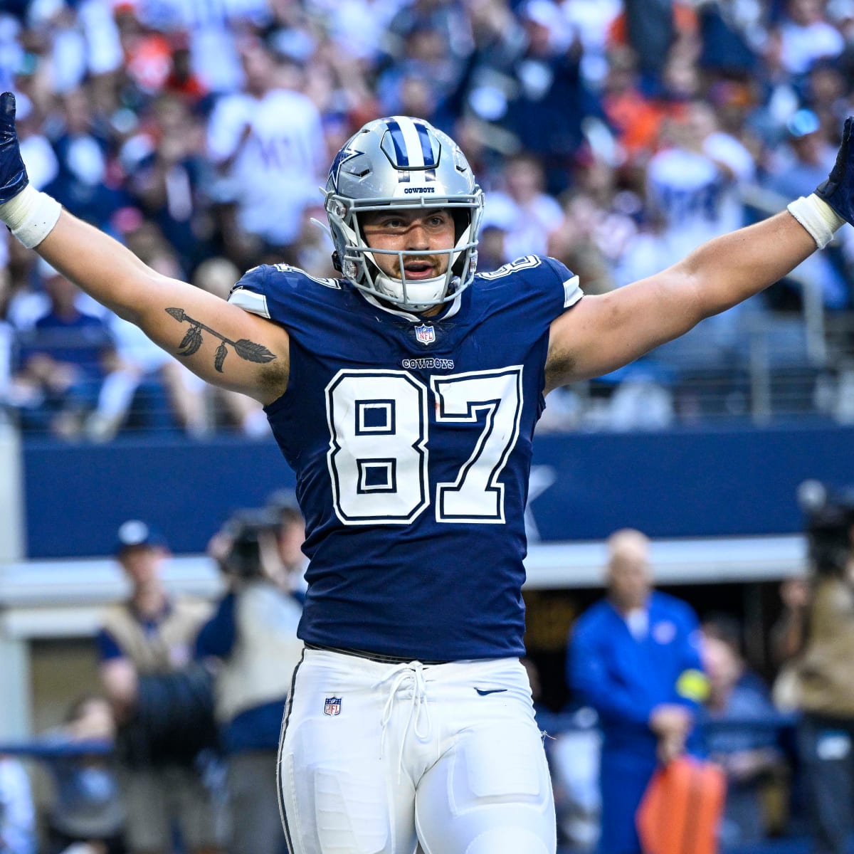 Dallas Cowboys quarterback Dak Prescott dump down to tight end Jake  Ferguson goes for a 34-yard gain