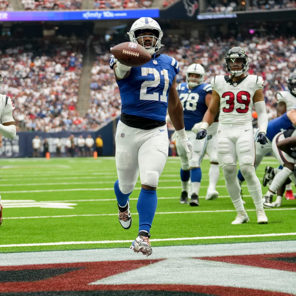 Zack Moss' fight for extra yards helps re-vamp Colts rushing attack against  Houston Texans