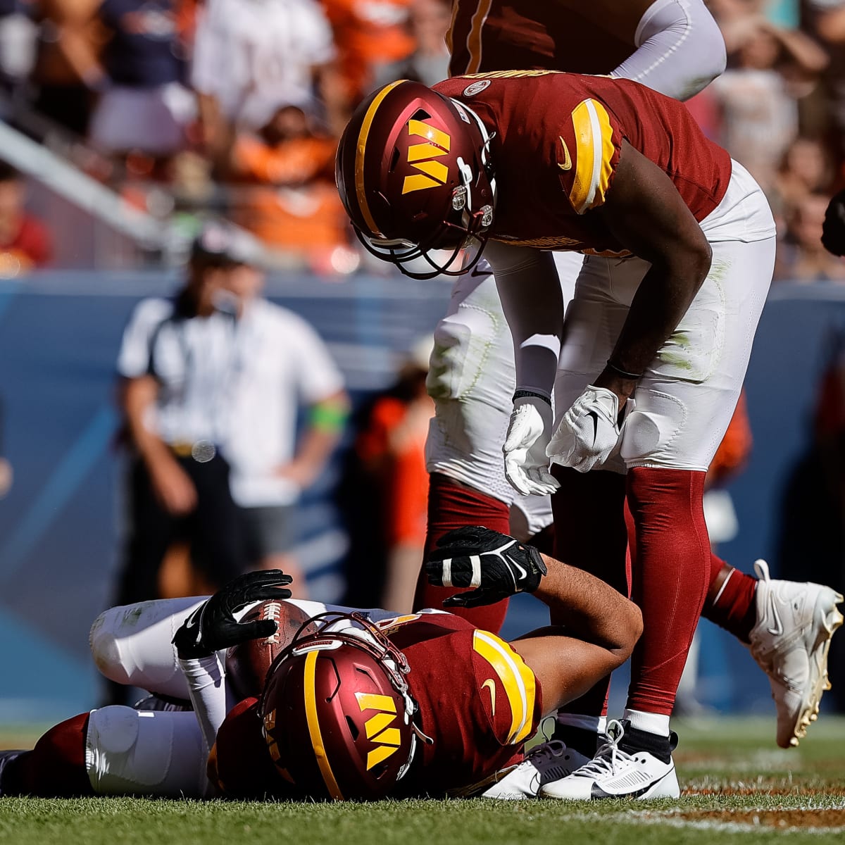 Commanders TE Logan Thomas OUT After 'Obvious' Helmet-to-Helmet Hit -  Sports Illustrated Washington Football News, Analysis and More