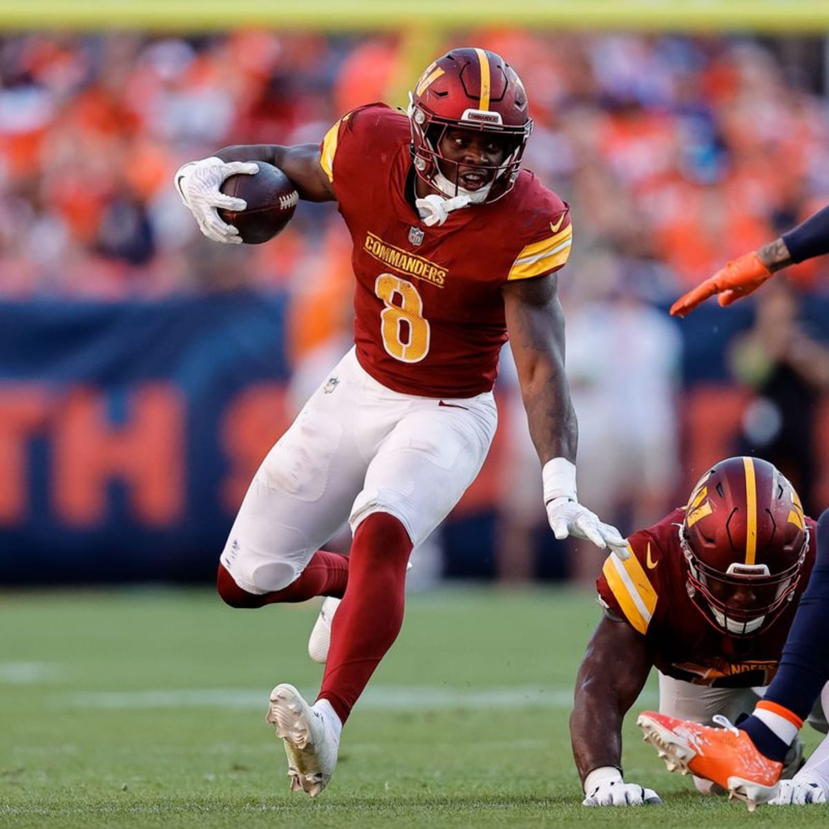 Washington Commanders running back Brian Robinson Jr. (8) runs with the  ball against the New York