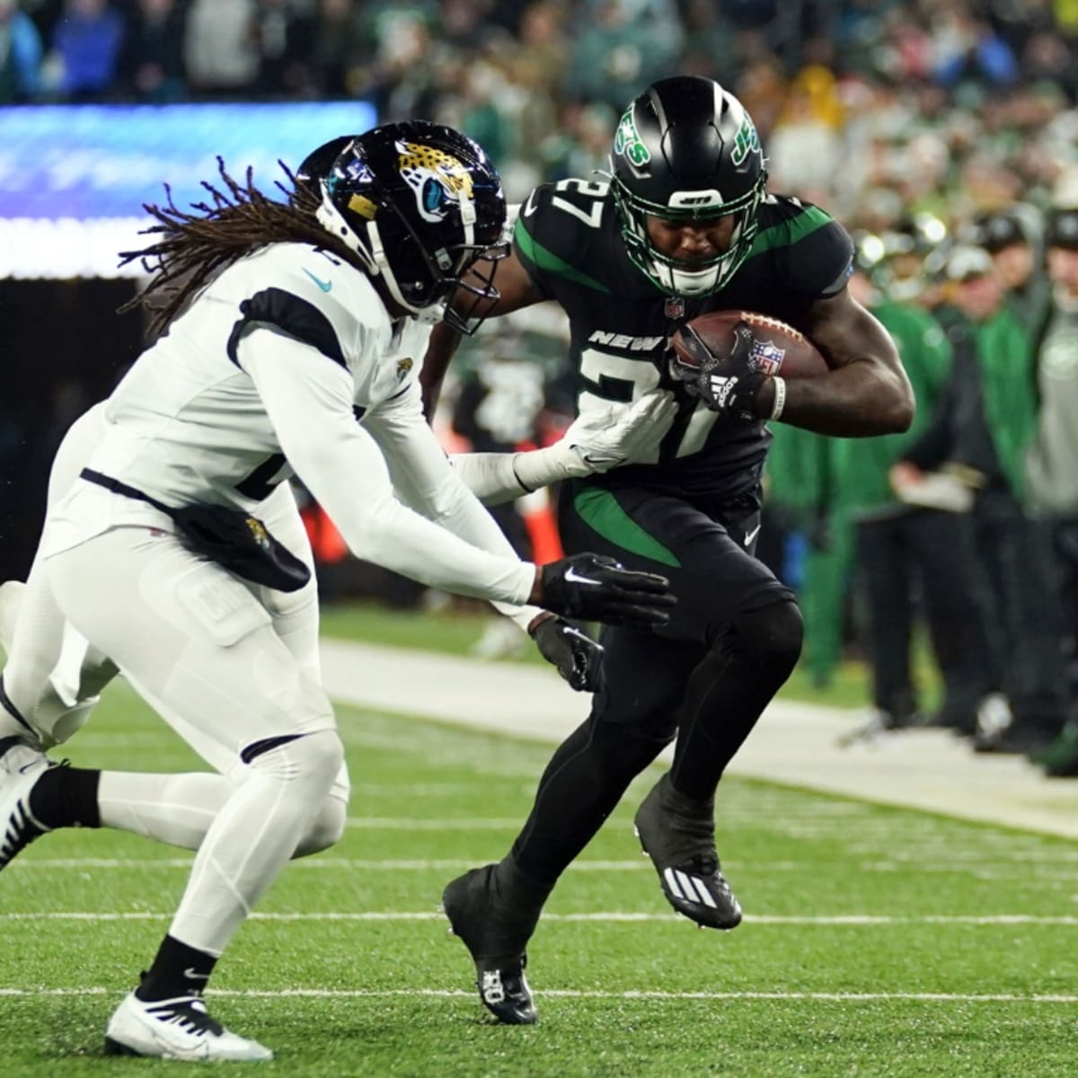 East Rutherford, NJ. 18/12/2022, New York Jets running back Zonovan Knight  (27) looks for running room during a NFL game against the Detroit Lions on  Sunday, Dec. 18, 2022 in East Rutherford