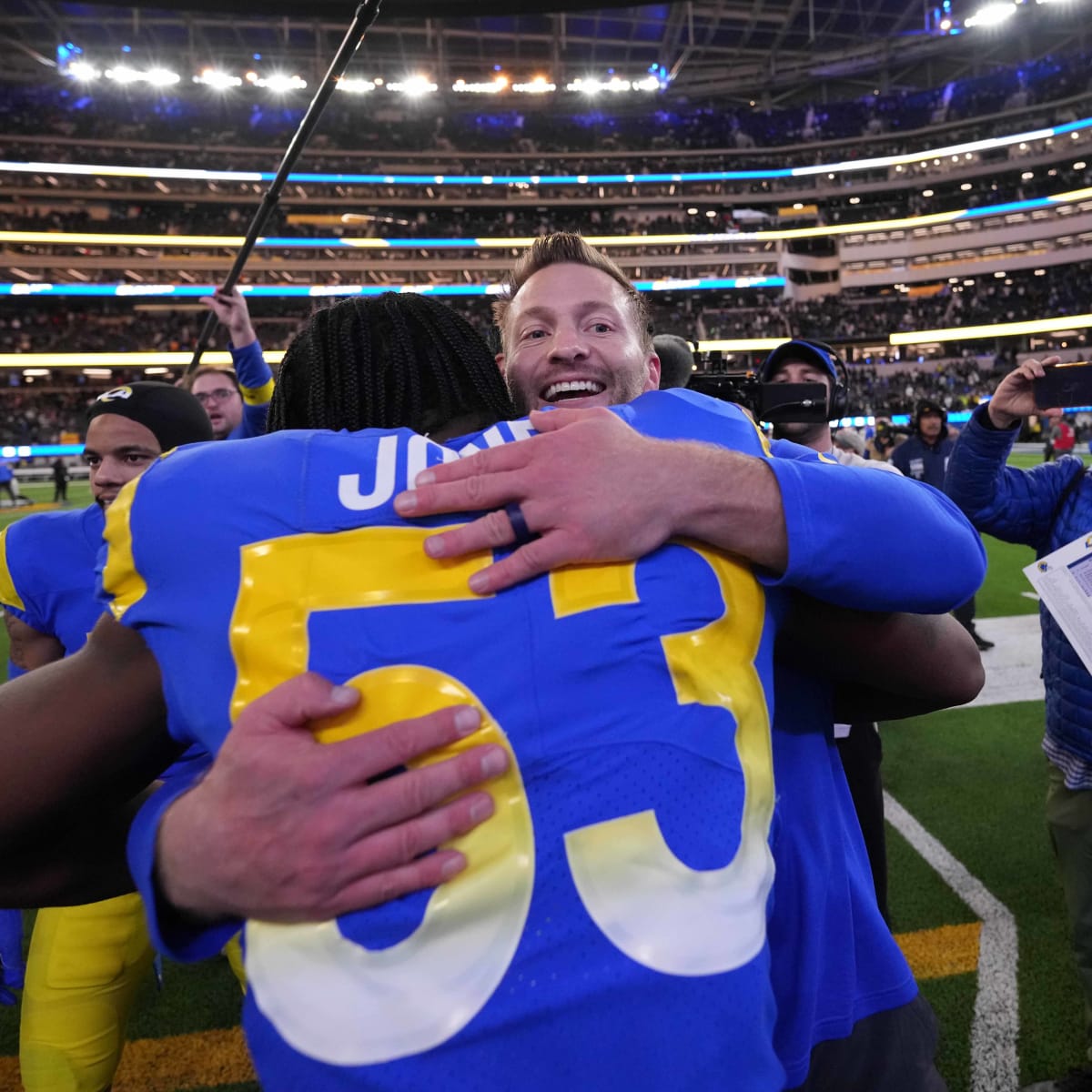 Los Angeles Rams' Sean McVay 'Loves' Ernest Jones as 'Natural Leader' -  Sports Illustrated LA Rams News, Analysis and More