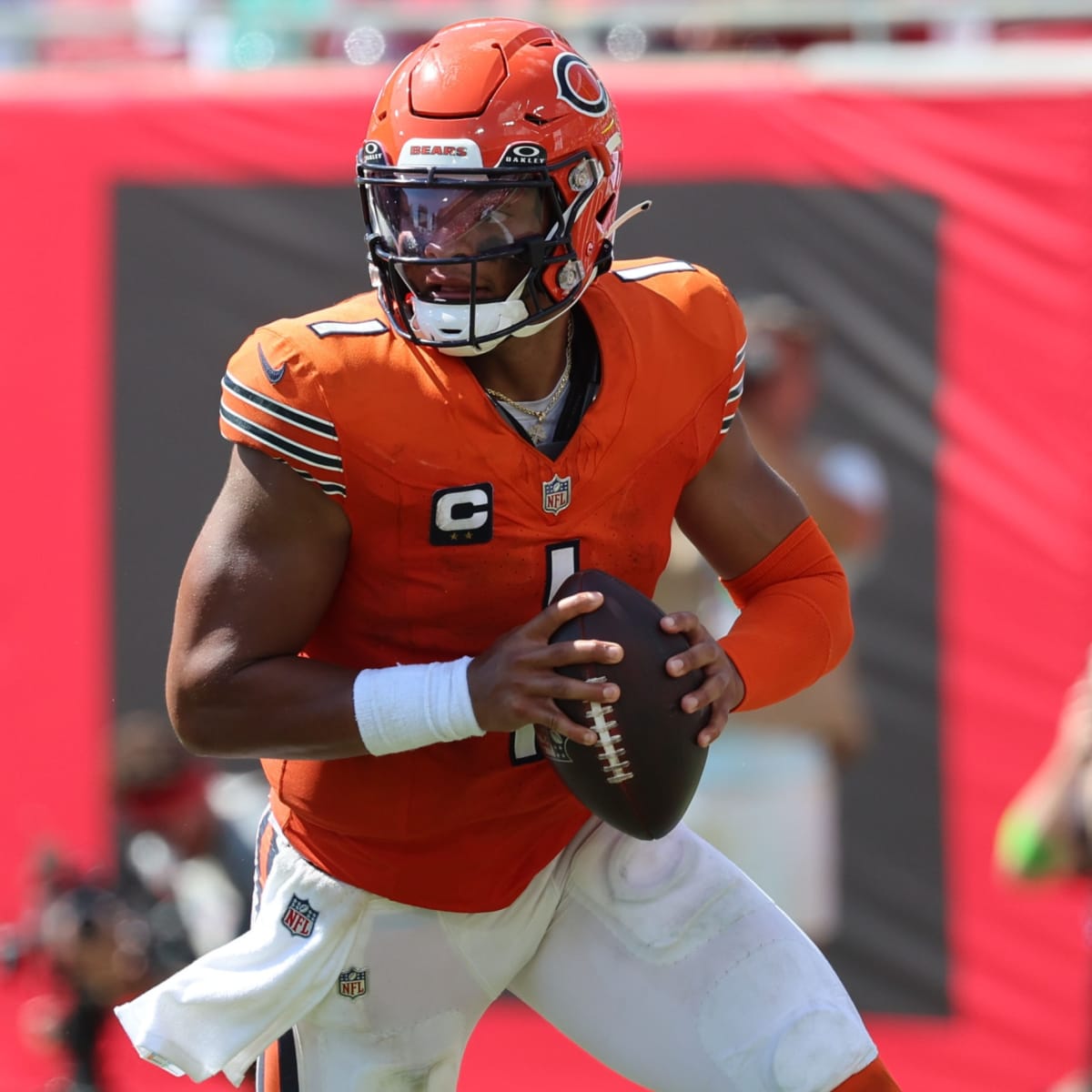 Bears Undecided on Justin Fields As Long-Term QB, per Report - Sports  Illustrated