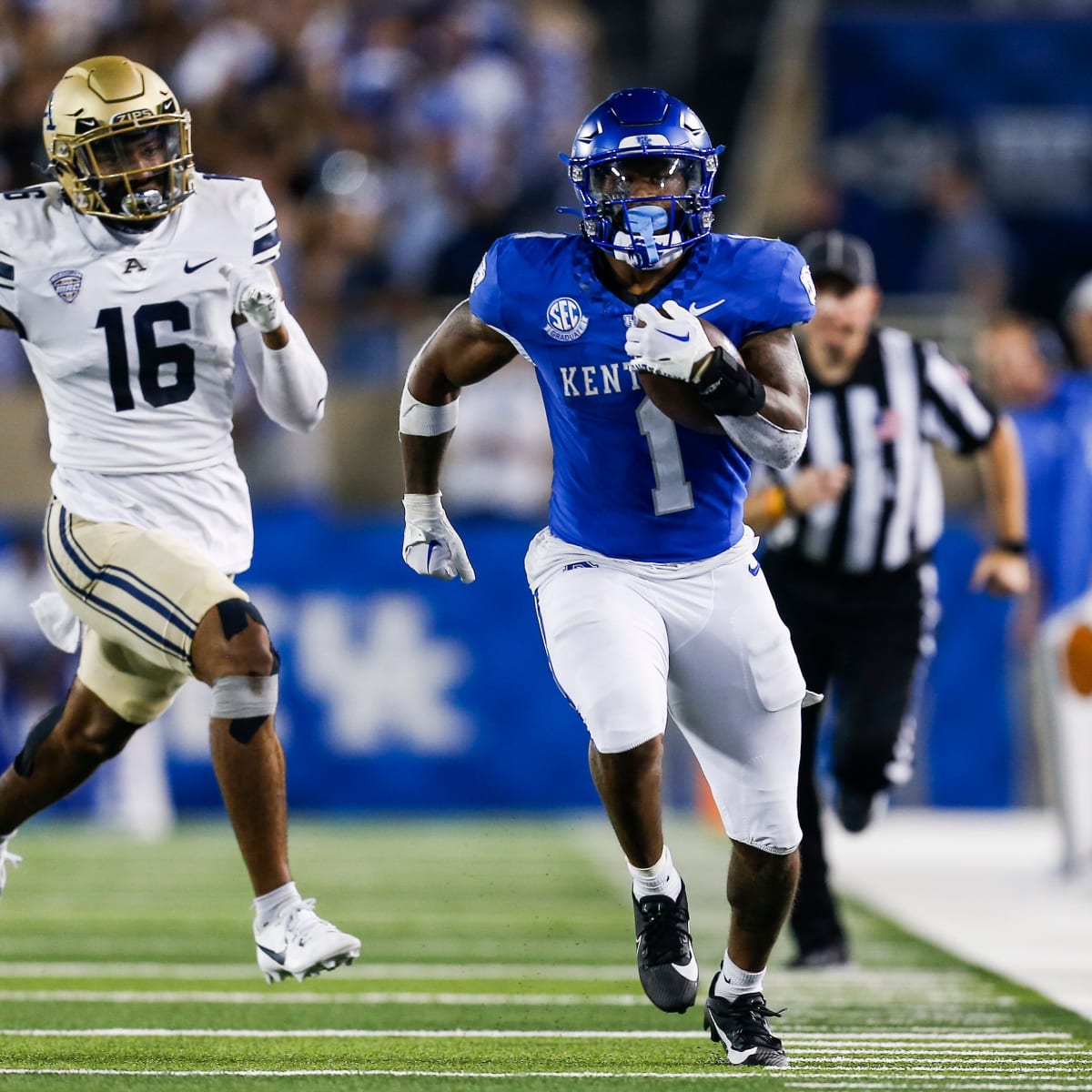 Check out Kentucky football's uniforms for Vanderbilt 