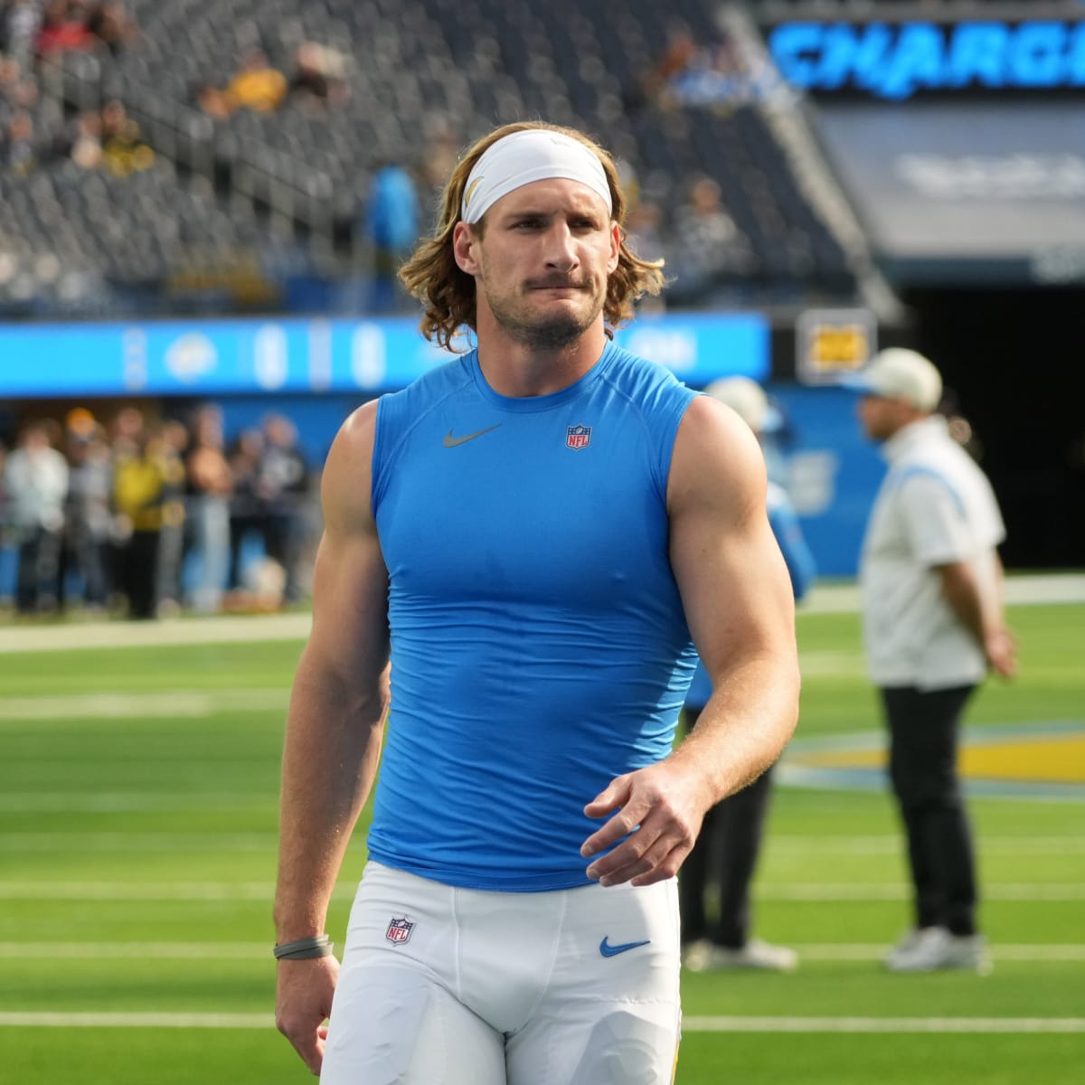 Los Angeles Chargers wide receiver Mike Williams (81) warms ups before an  NFL football game against the Las Vegas Raiders Monday, Oct. 4, 2021, in  Inglewood, Calif. (AP Photo/Kyusung Gong Stock Photo - Alamy