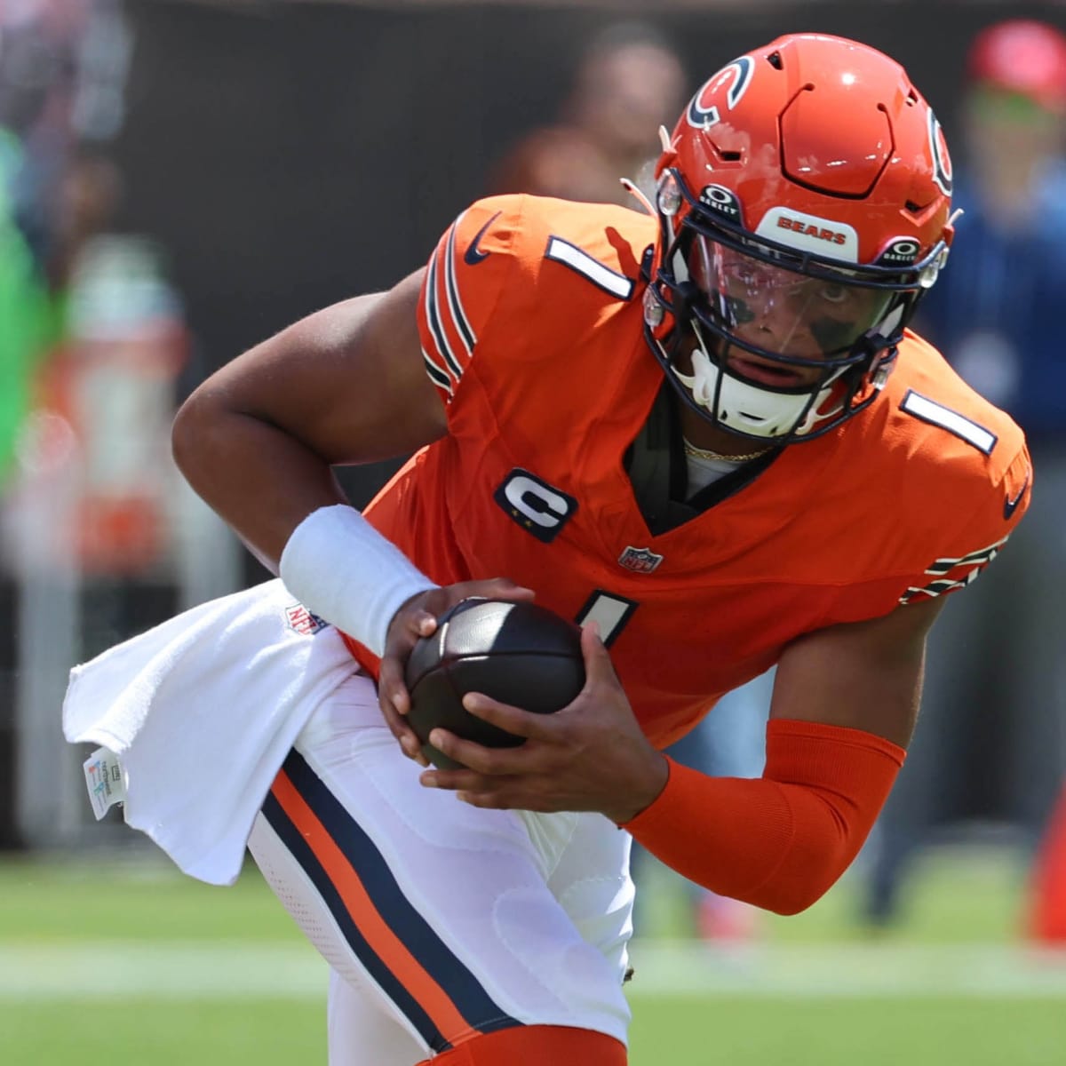 Bears coach Matt Eberflus to take over defensive play-calling duties; says  Justin Fields was being a 'leader'