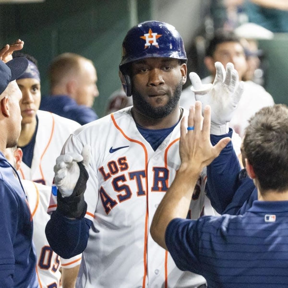 Astros salvage one game in Dodgers series with 1st extras victory