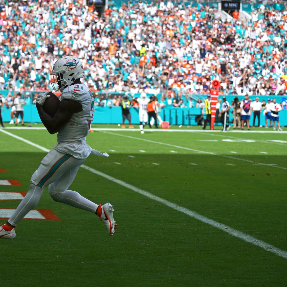 Tyreek Hill poses for pictures in full Miami Dolphins uniform: 'I'm going  to love it here' - Dolphin Nation