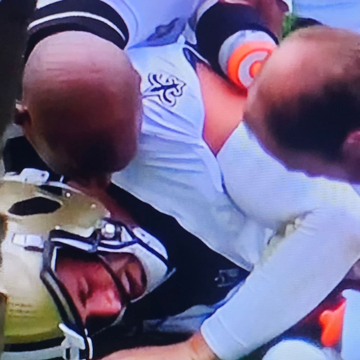 New Orleans Saints QB Derek Carr injures shoulder, removed from