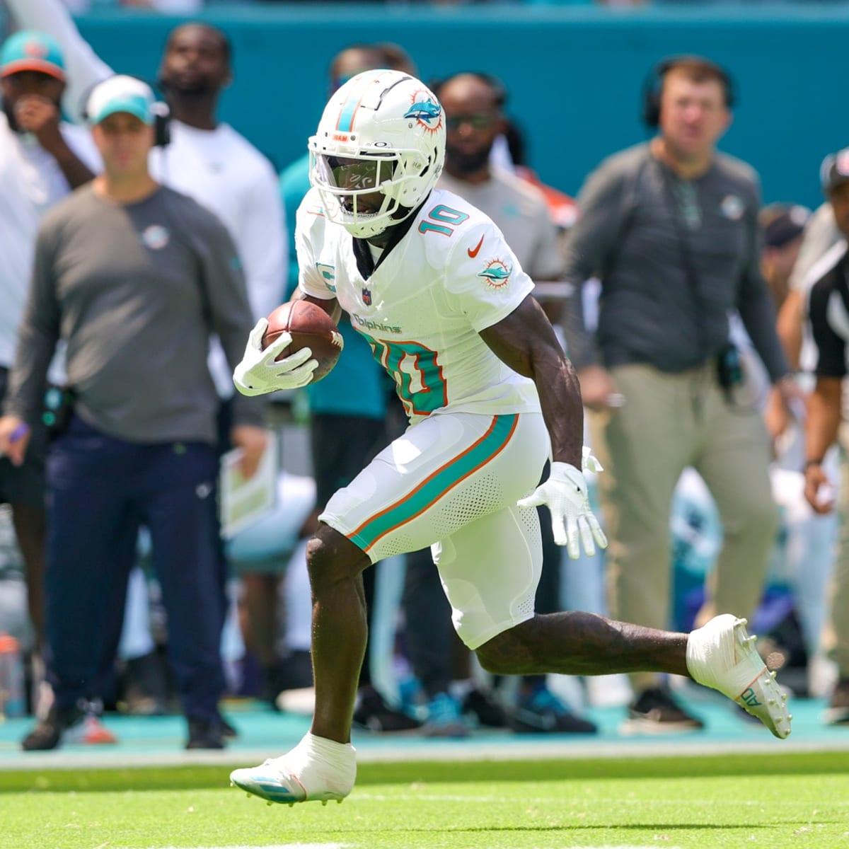 Dolphins report to training camp as WR Tyreek Hill reaches