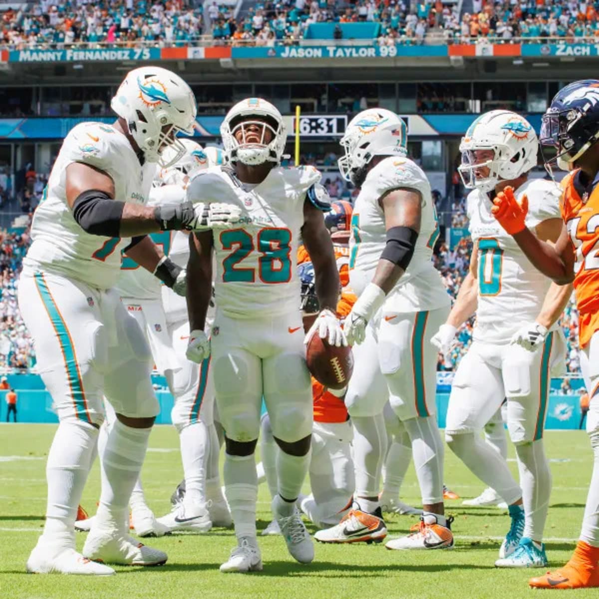 WATCH: Dolphins RB De'Von Achane scores first career TD