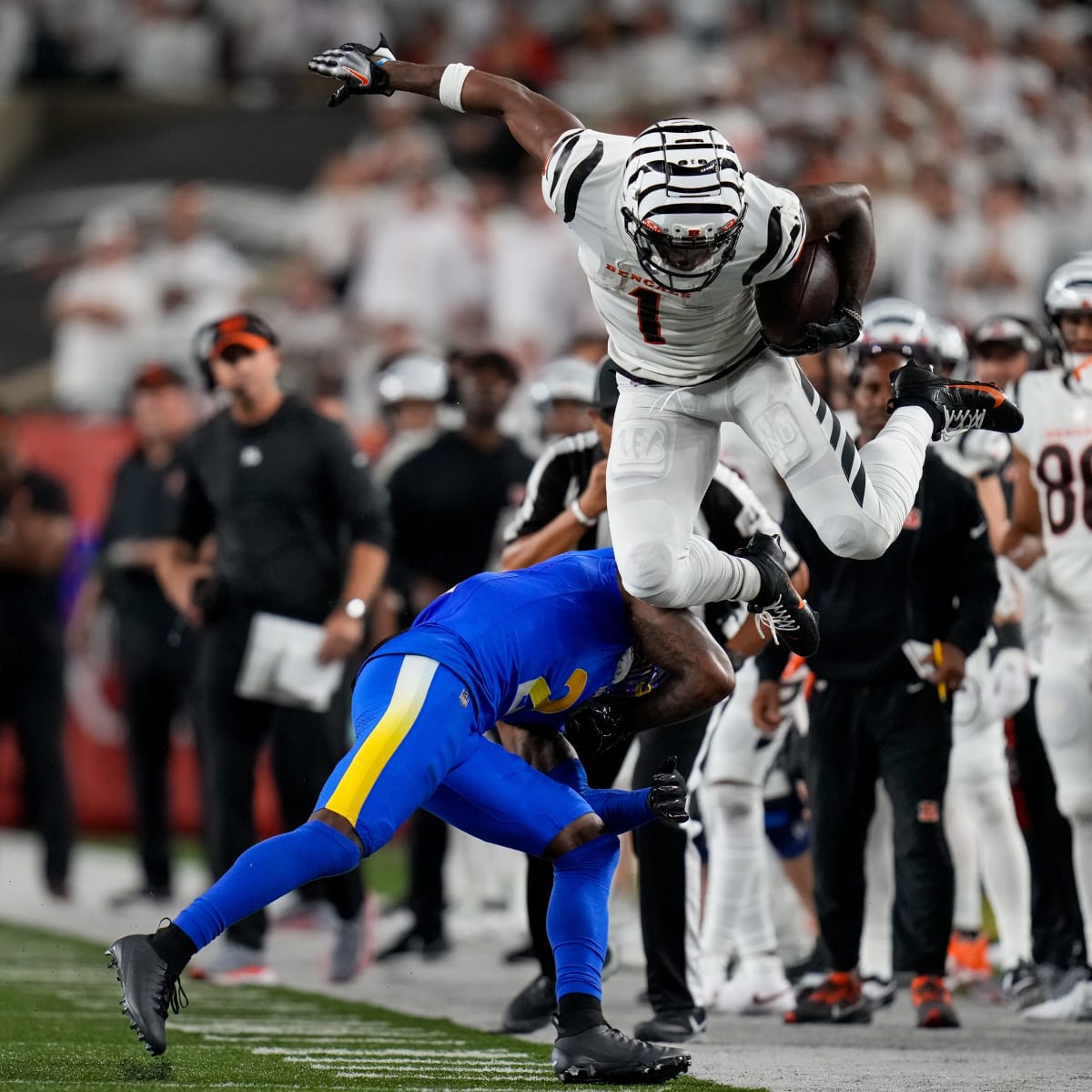 Maryland, USA. 20th Aug, 2021. August 20, 2021: Cincinnati Bengals wide  receiver Ja'Marr Chase (1) warms up before the NFL preseason game between  the Cincinnati Bengals and the Washington Football Team at