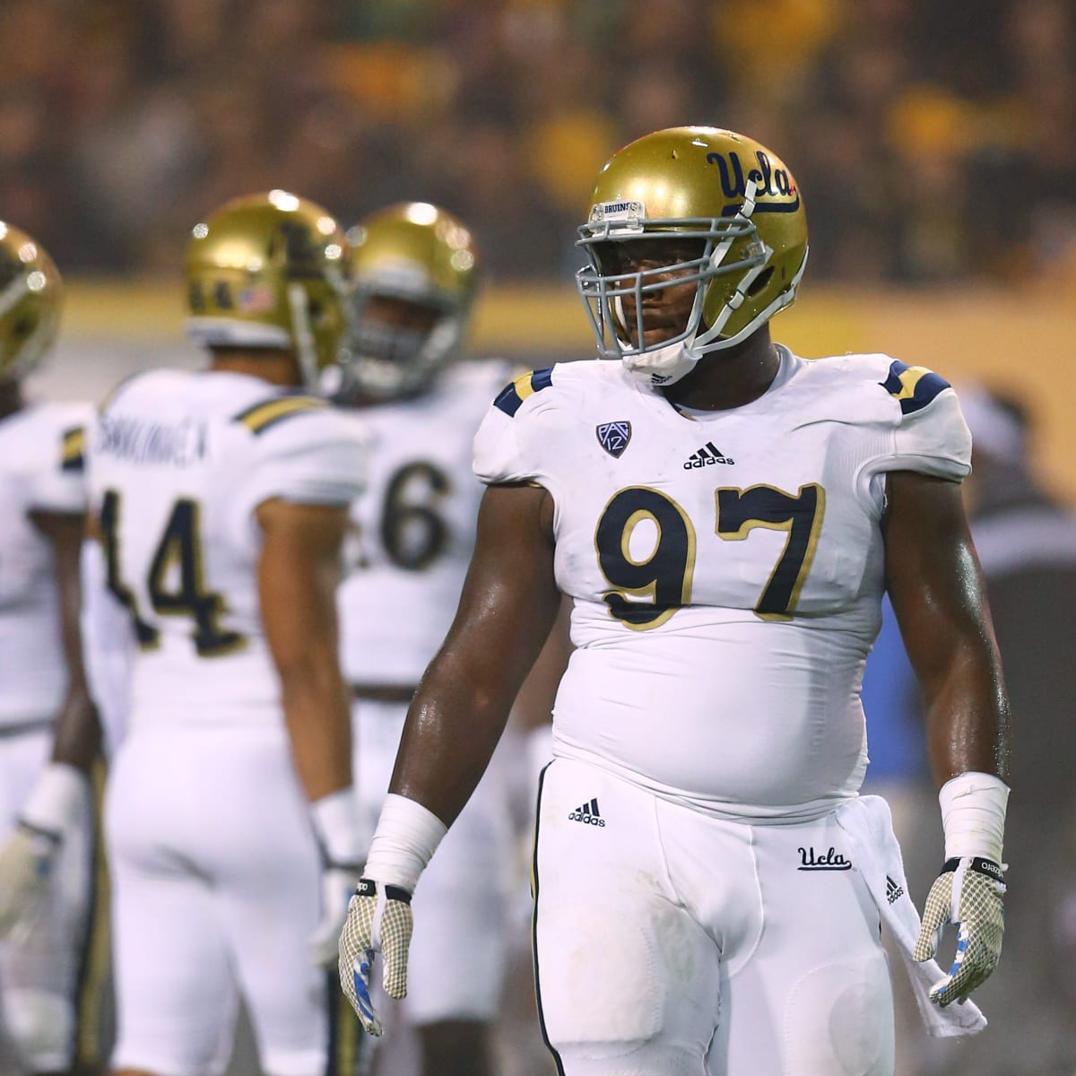 Los Angeles, CA, USA. 28th Oct, 2018. Green Bay Packers nose tackle Kenny  Clark #97 holding fours (UCLA) during the NFL Green Bay Packers vs Los  Angeles Rams at the Los Angeles