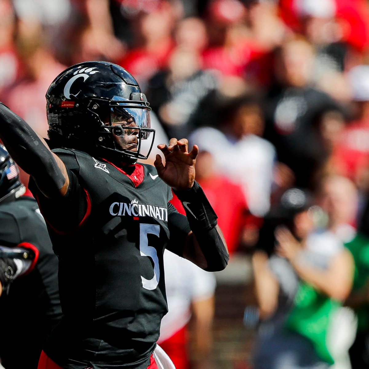 Cincinnati Uniform Tracker on X: 🔴RED SATURDAY 🔴 The #Bearcats will  break out their red jerseys for the first time at home since their  introduction in last year's Memphis game and third