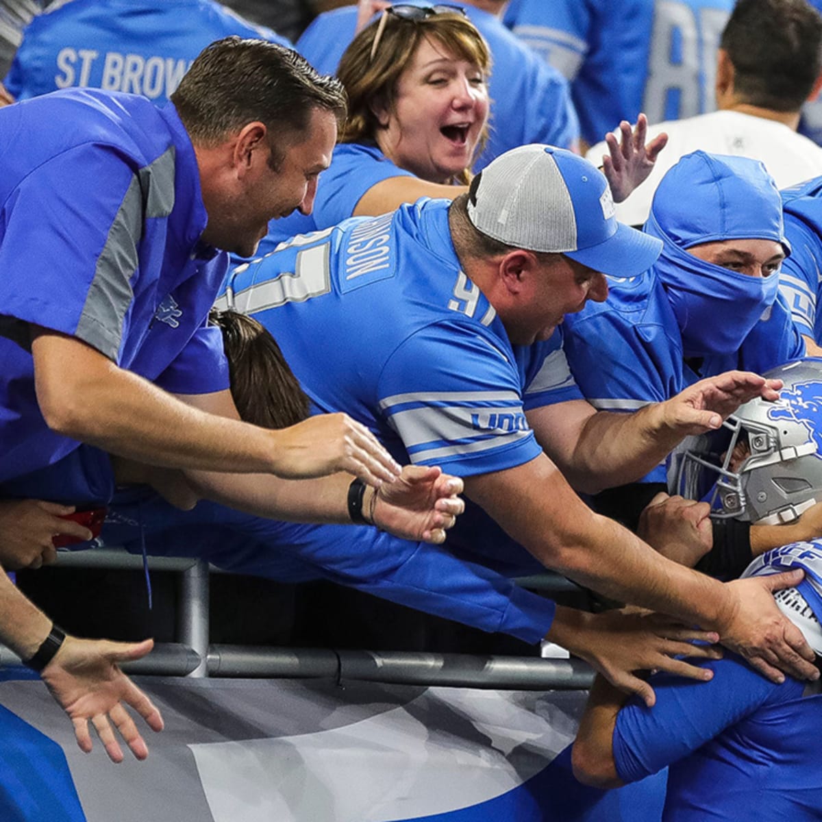 Detroit Lions fans completely take over Lambeau Field after