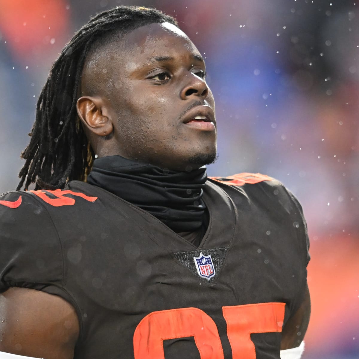 David Njoku Arrives in Mask at Browns Game After Burning Face