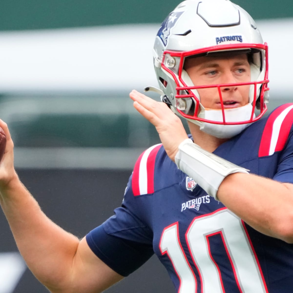 East Rutherford, New Jersey, USA. 30th Oct, 2022. New England Patriots  quarterback Mac Jones (10) looks to pass against the New York Jets during a  NFL game in East Rutherford, New Jersey