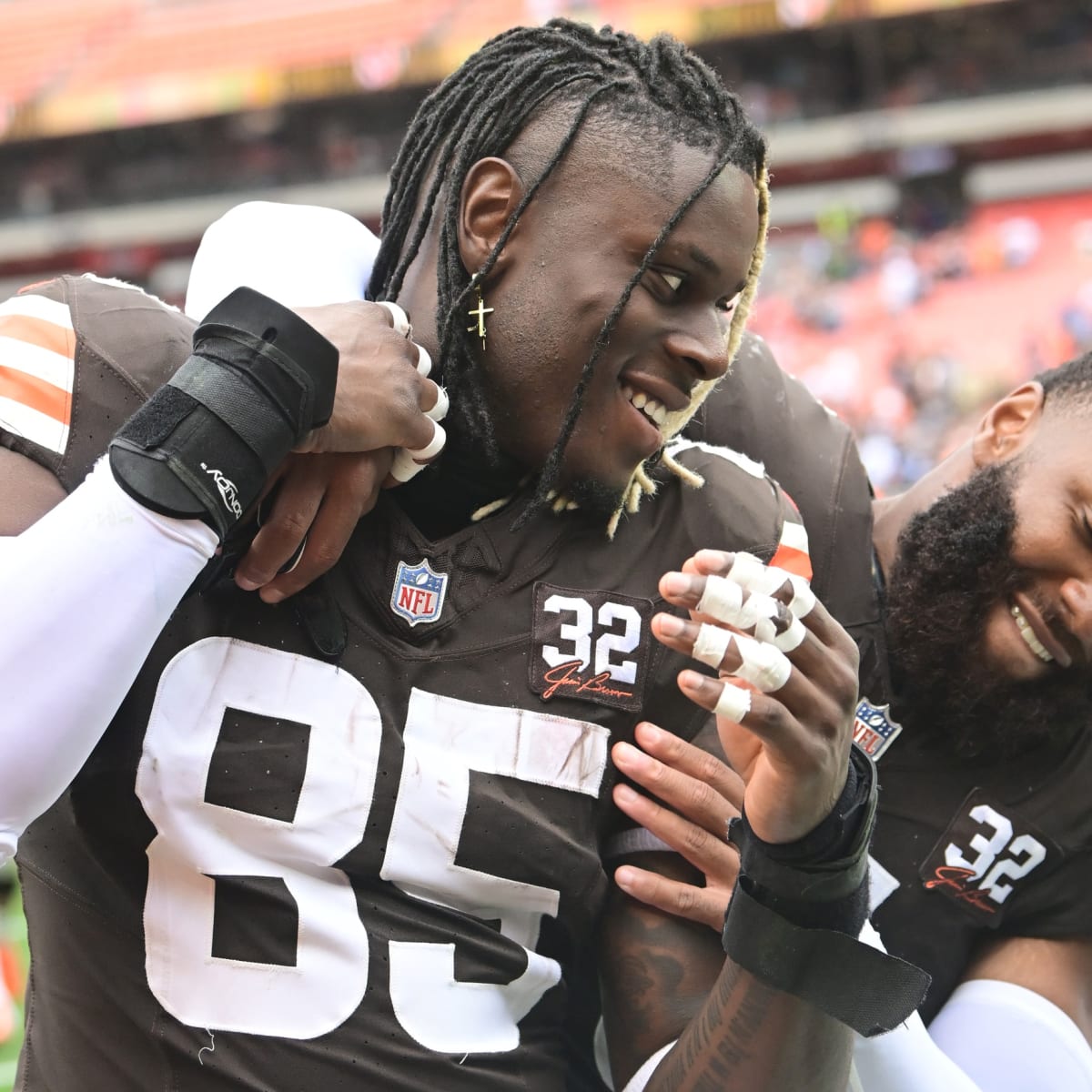 David Njoku Arrives in Mask at Browns Game After Burning Face