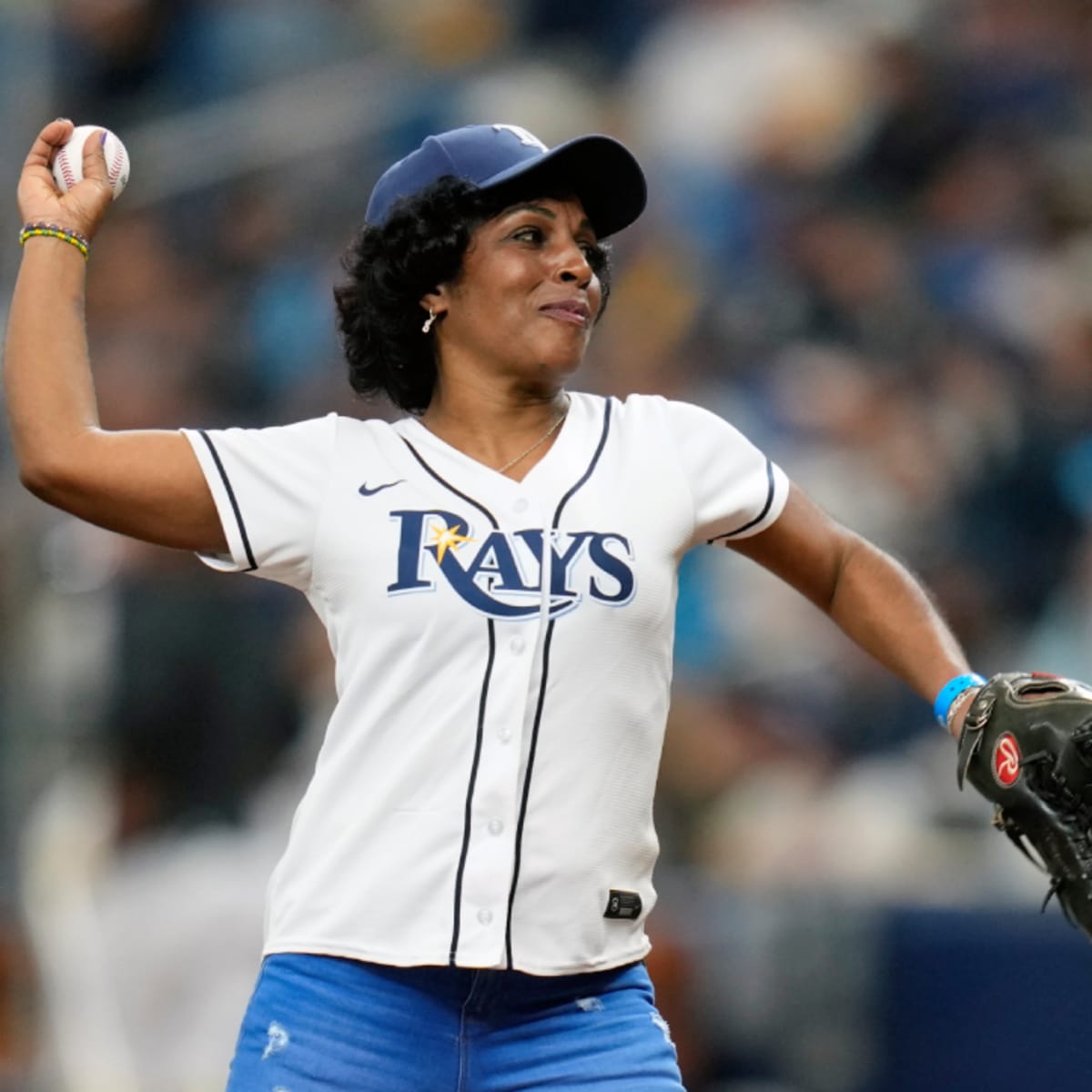 Randy Arozarena's mom throws out first pitch of Game 1 AL Wild