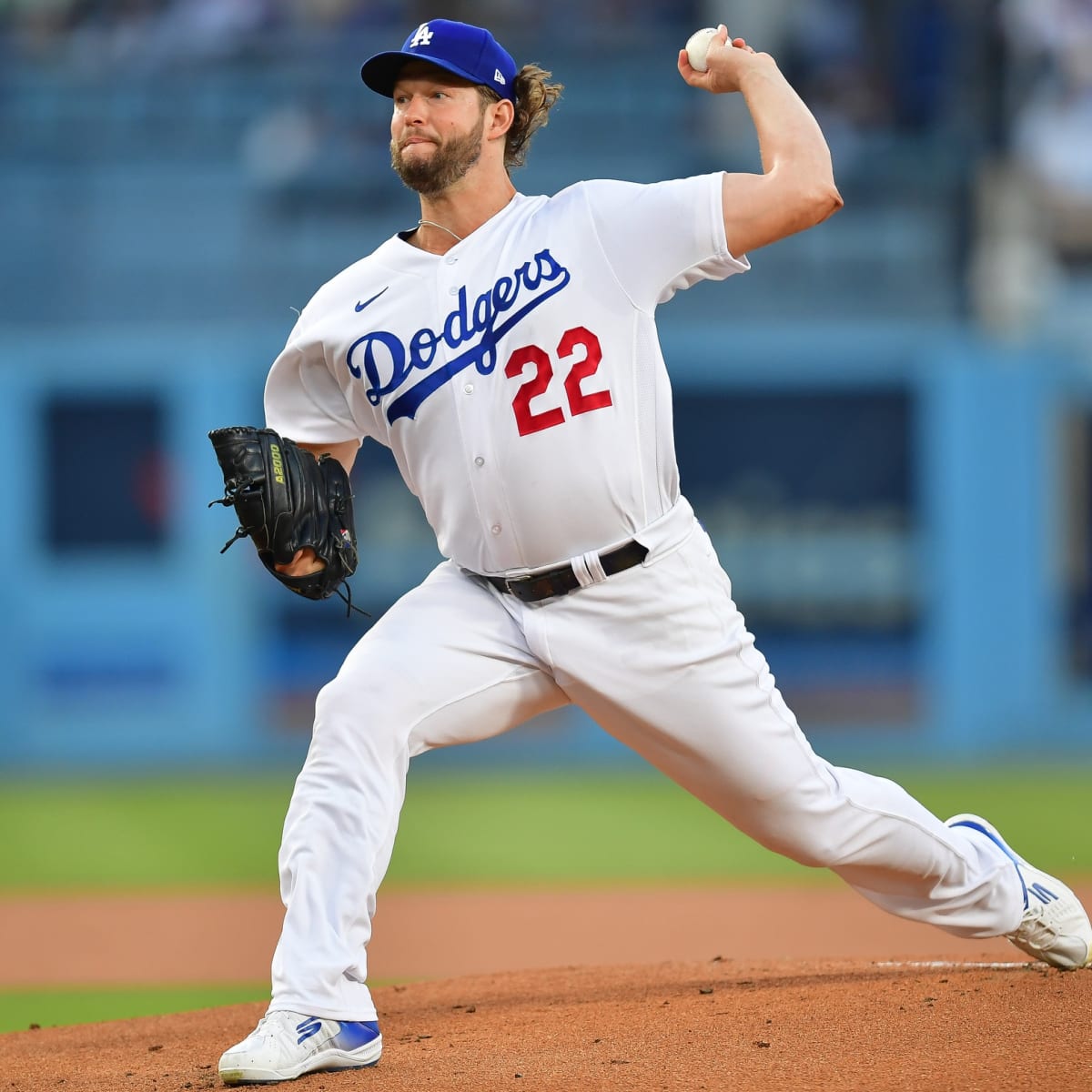 Dodgers' Dave Roberts stands behind Clayton Kershaw despite Game 1