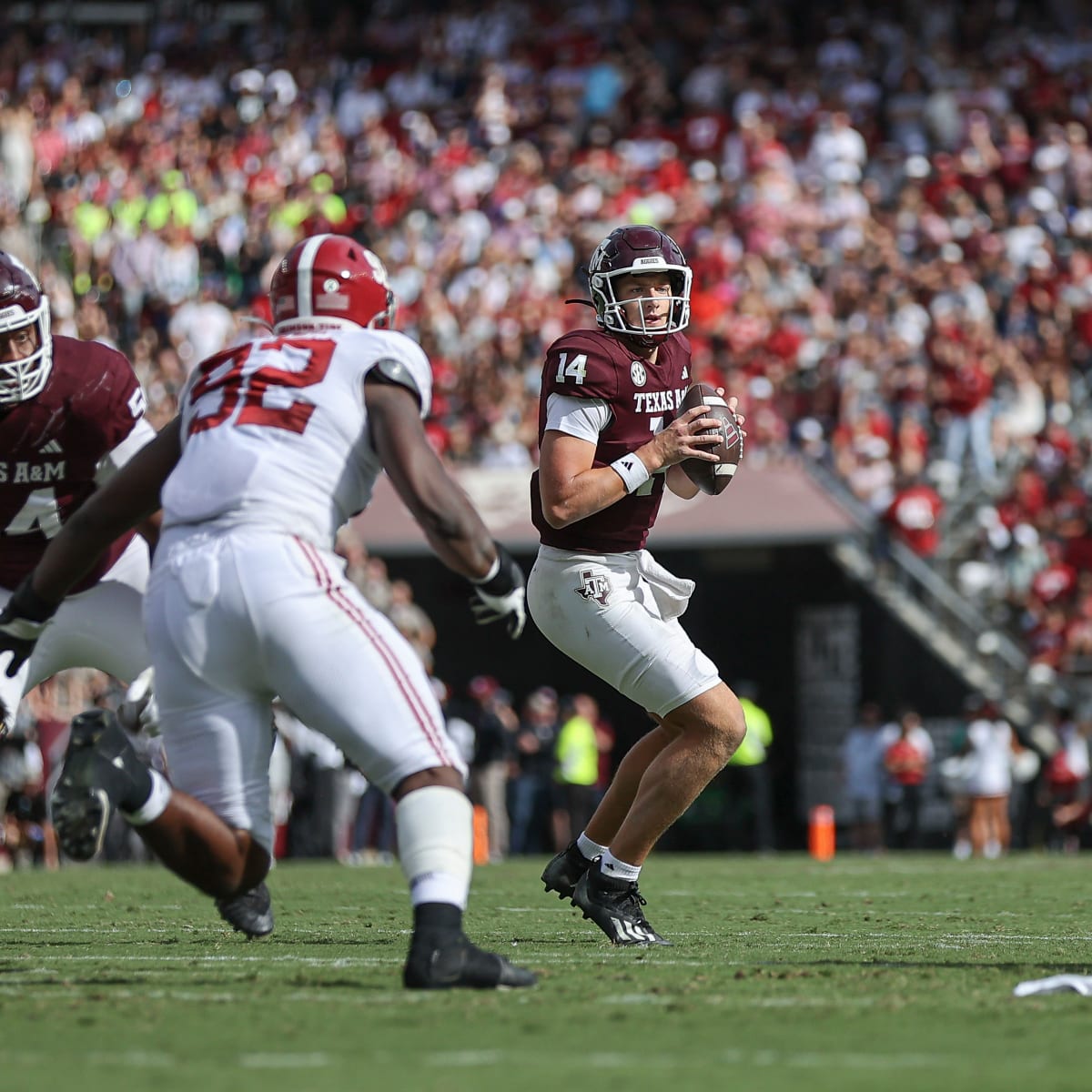 Max Johnson Leads Texas A&M Aggies to 17-6 Halftime Lead vs