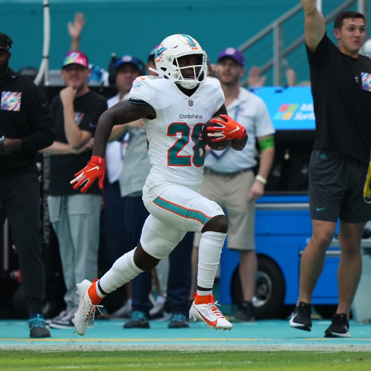 WATCH: Dolphins RB De'Von Achane scores first career TD