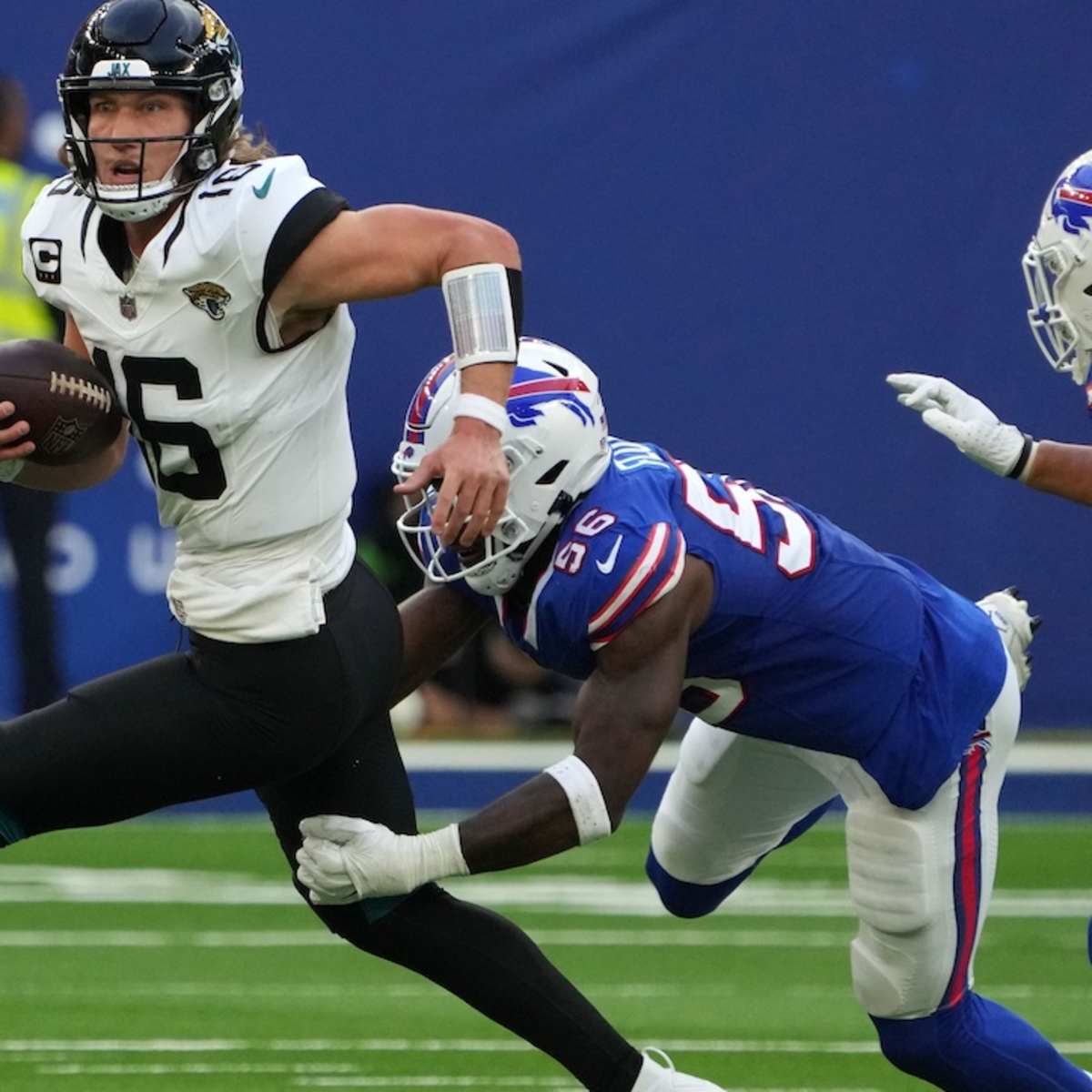 NFL: Buffalo Bills players tuck into turkey on pitch for