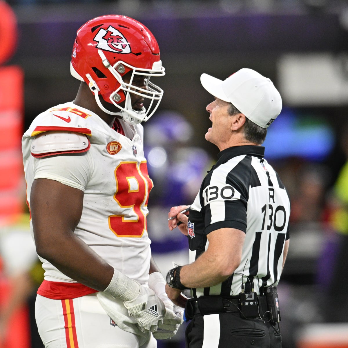 Officials miss pass interference in end zone late in Commanders vs