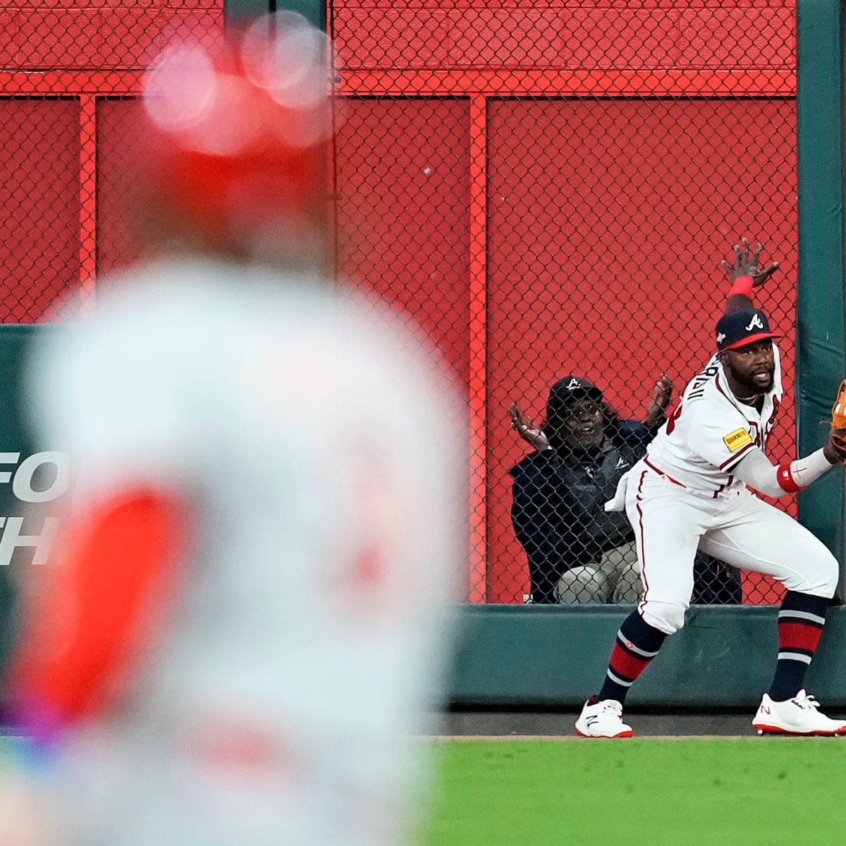 Braves turn insane double play to preserve win over Phillies 