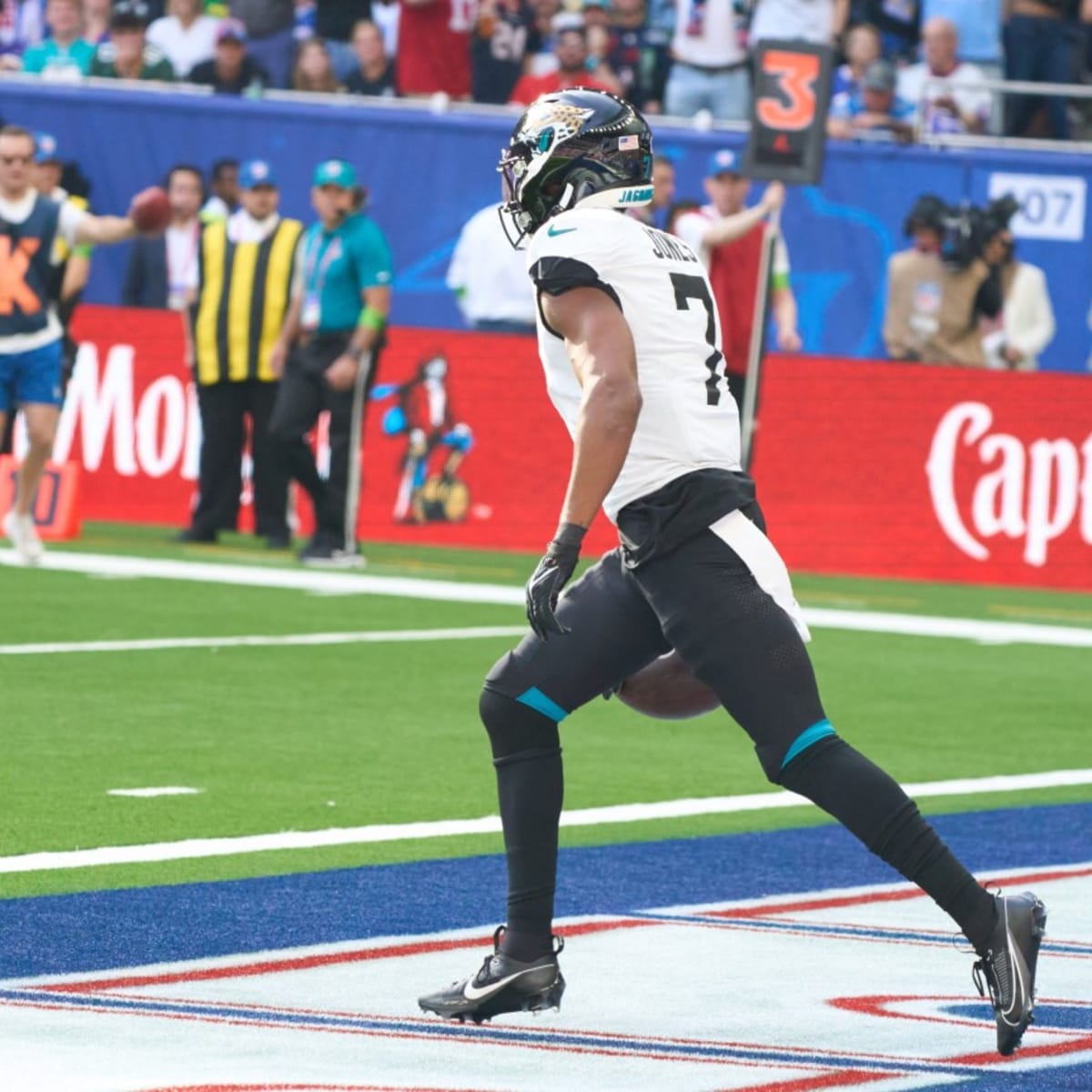 WR Zay Jones' heroics helps Jaguars take lead vs. Cowboys