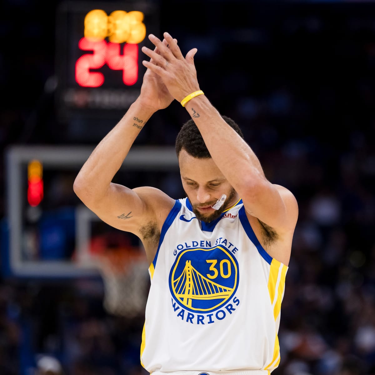 Steph Curry gifts jersey with hilarious message to Lakers rival