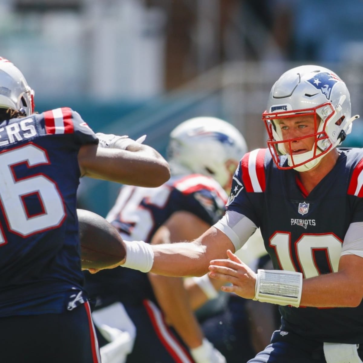 Jakobi Meyers injury: Patriots WR goes to locker room after first play 