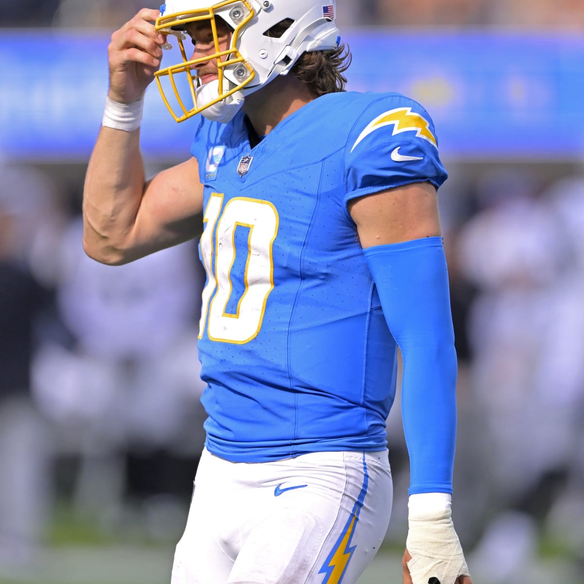 LA Chargers QB Justin Herbert Gets Finger Injury vs Raiders 