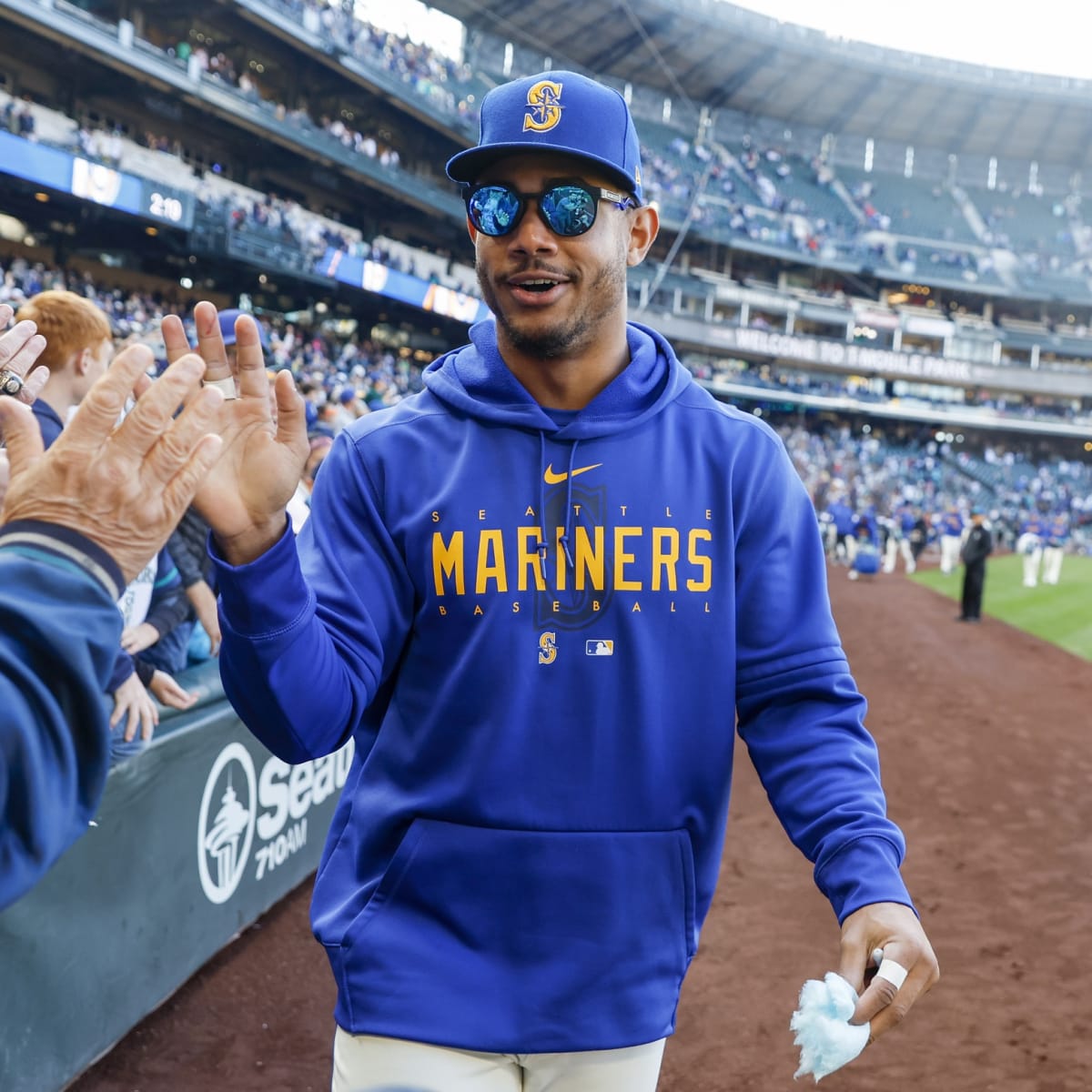 Mariners star Julio Rodriguez honored with custom Huskies jersey before  highly-anticipated Washington vs. Oregon college football game