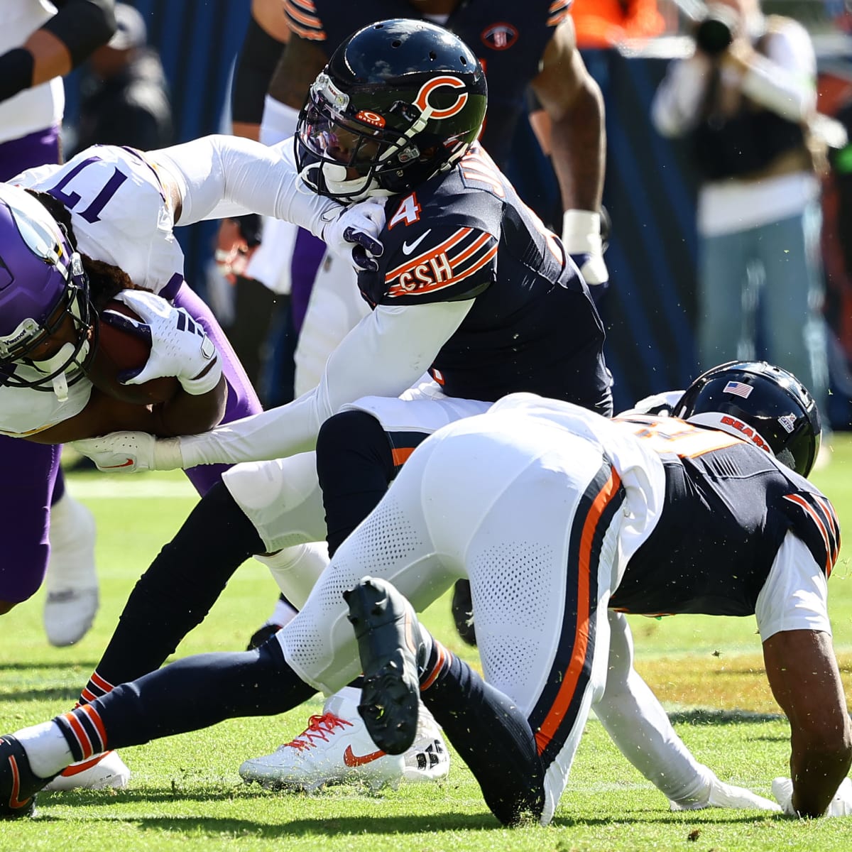 Cousins, Hicks lead way as Vikings knock out Fields, beat Bears 19