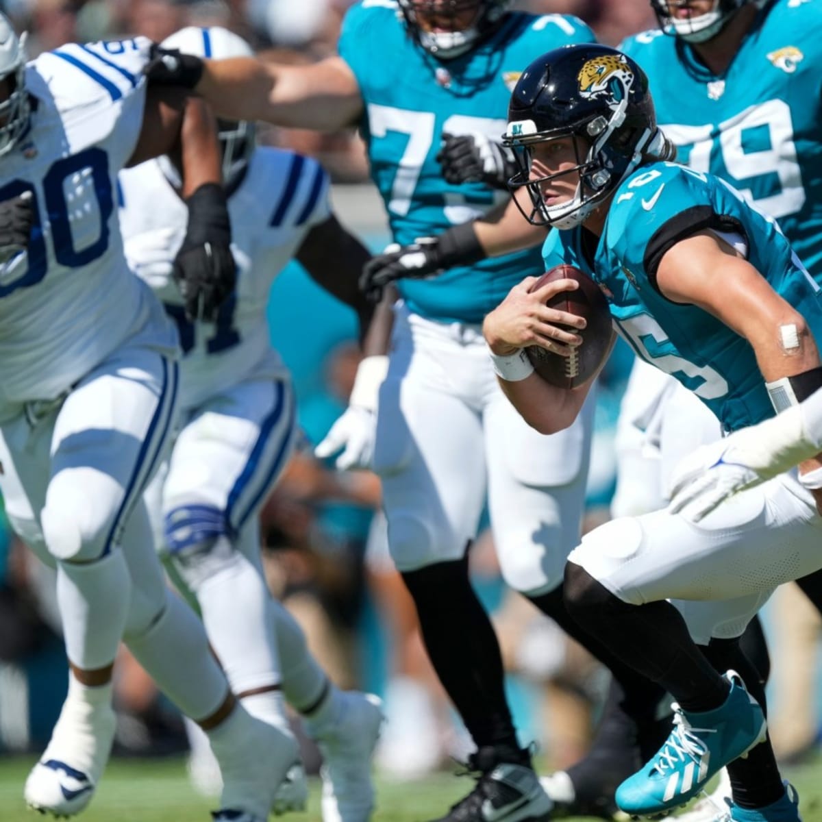 Jaguars QB Lawrence is 'day to day' with a sprained left knee and