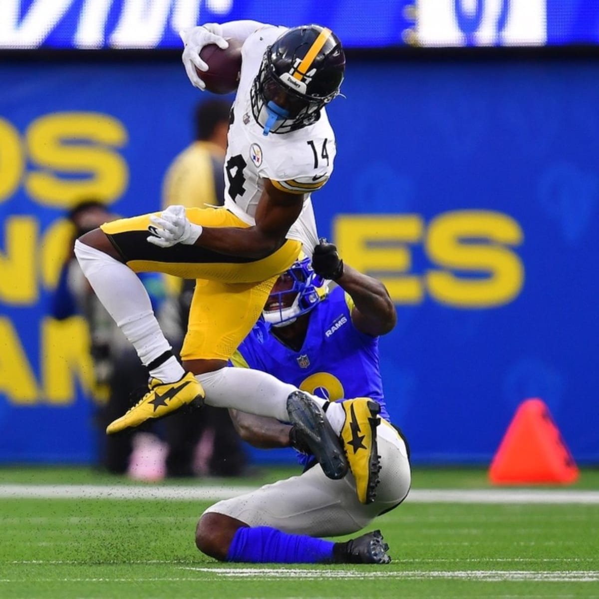 Steelers overcome slow start, get past Rams