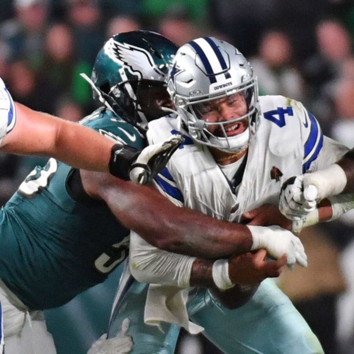 Hurts escapa de ser atingido após grade desabar em jogo dos Eagles