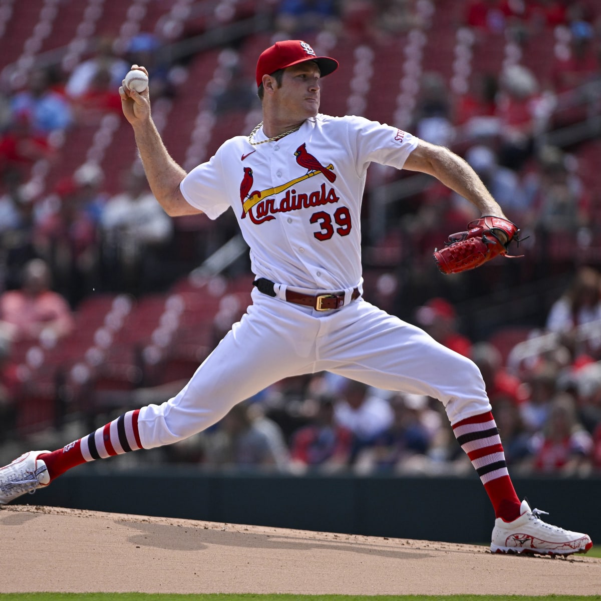 Cardinals take first step in rotation rebuild by signing Lance