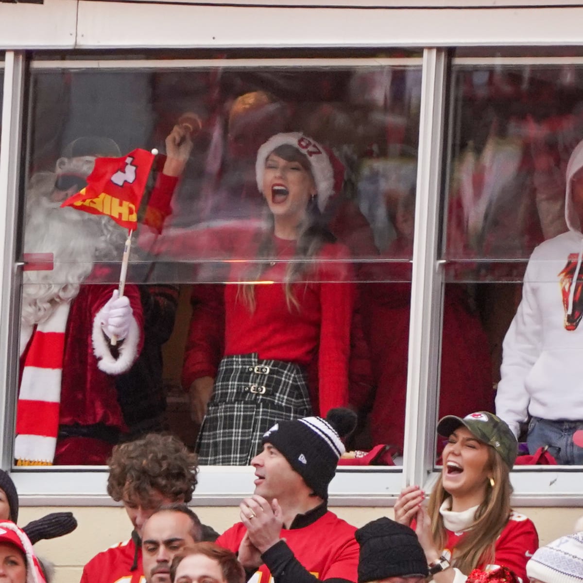 Taylor Swift Wear Kansas City Chiefs Sweater After Chiefs Game And Leaving  With Travis Kelce Together Unisex Sweater For Fans - Binteez